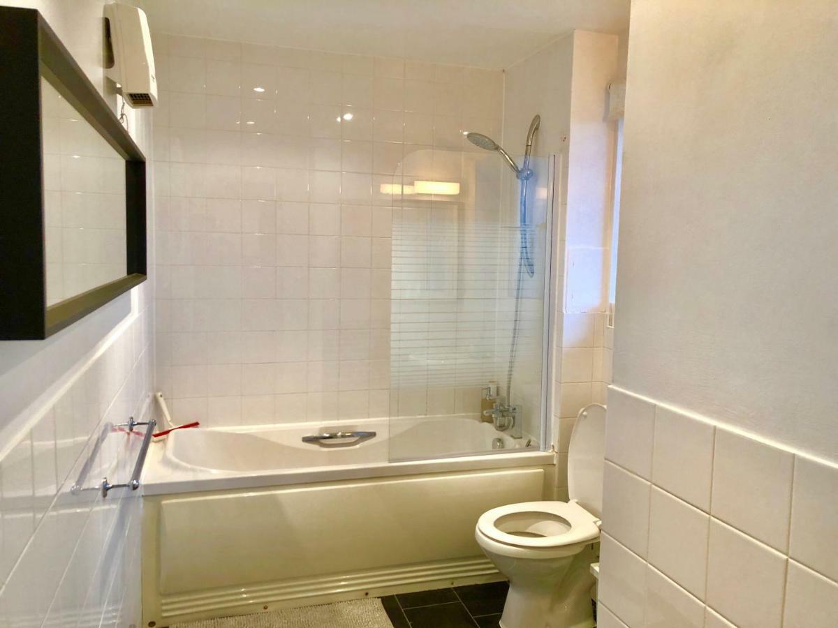 2 Bedrooms Modern Apartment, Lounge, Full Kitchen, Balcony, 5 Minutes Stratford Station Лондон Екстериор снимка