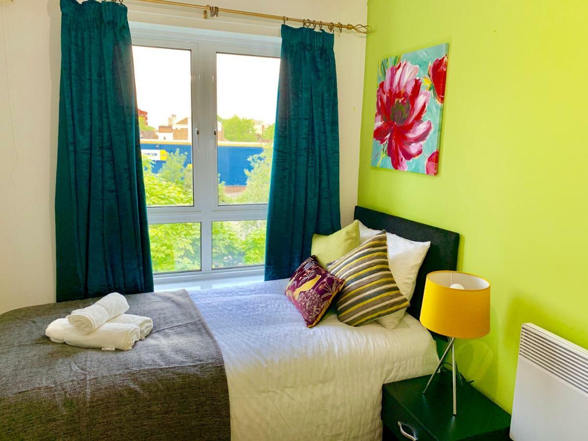 2 Bedrooms Modern Apartment, Lounge, Full Kitchen, Balcony, 5 Minutes Stratford Station Лондон Екстериор снимка